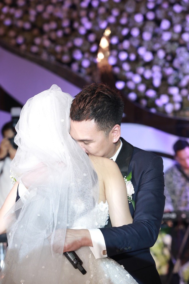 Chú rể Khắc Việt hạnh phúc hôn đắm đuối cô dâu xinh đẹp trong lễ cưới hoành tráng tại Hà Nội - Ảnh 12.