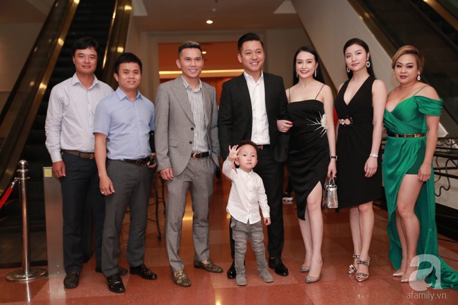 Vợ chồng Tuấn Hưng diện đồ đôi mang con trai yêu đi dự đám cưới Khắc Việt - Ảnh 1.