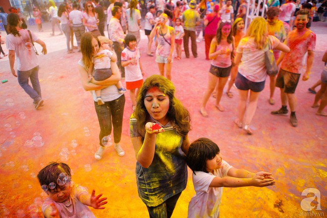 Trải nghiệm ngày Chủ nhật rực sắc màu với Lễ hội Happy Holi ngay giữa Thủ đô - Ảnh 3.