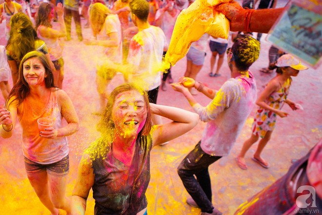 Trải nghiệm ngày Chủ nhật rực sắc màu với Lễ hội Happy Holi ngay giữa Thủ đô - Ảnh 2.