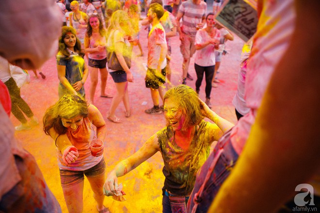 Trải nghiệm ngày Chủ nhật rực sắc màu với Lễ hội Happy Holi ngay giữa Thủ đô - Ảnh 1.