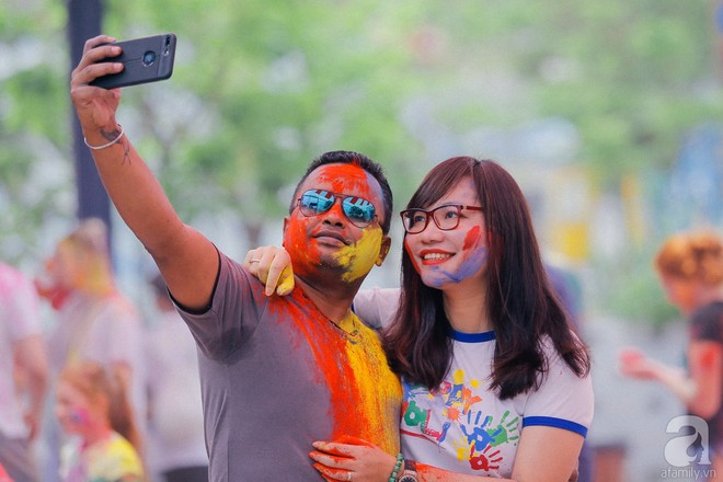 Trải nghiệm ngày Chủ nhật rực sắc màu với Lễ hội Happy Holi ngay giữa Thủ đô - Ảnh 12.
