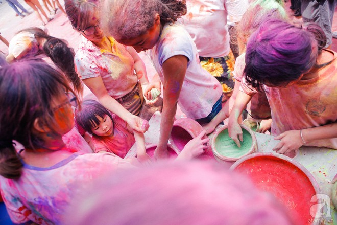 Trải nghiệm ngày Chủ nhật rực sắc màu với Lễ hội Happy Holi ngay giữa Thủ đô - Ảnh 4.