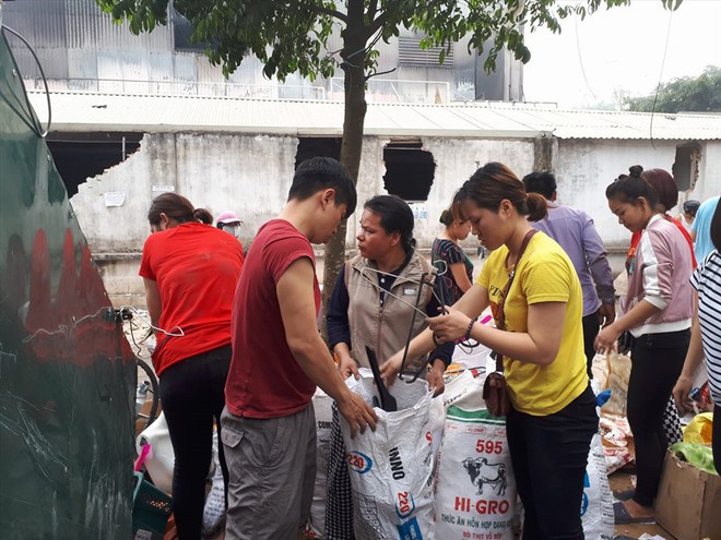 Cháy chợ Quang: Phía trong hoang tàn, người dân đổ ra đường họp chợ - Ảnh 1.