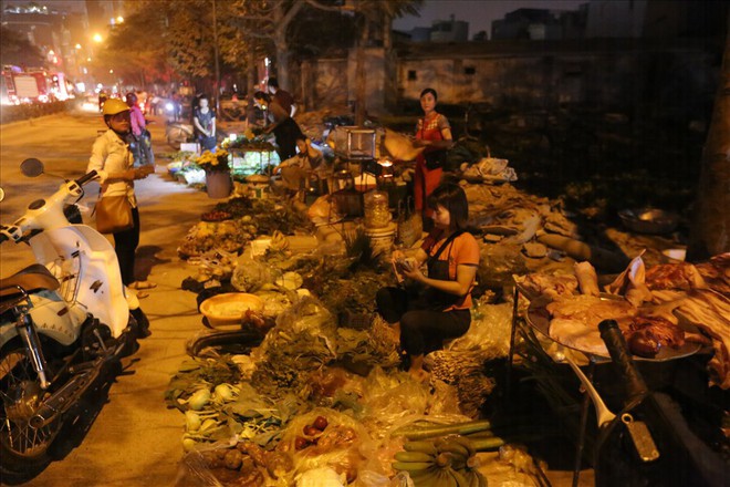 Cháy chợ Quang: Phía trong hoang tàn, người dân đổ ra đường họp chợ - Ảnh 2.