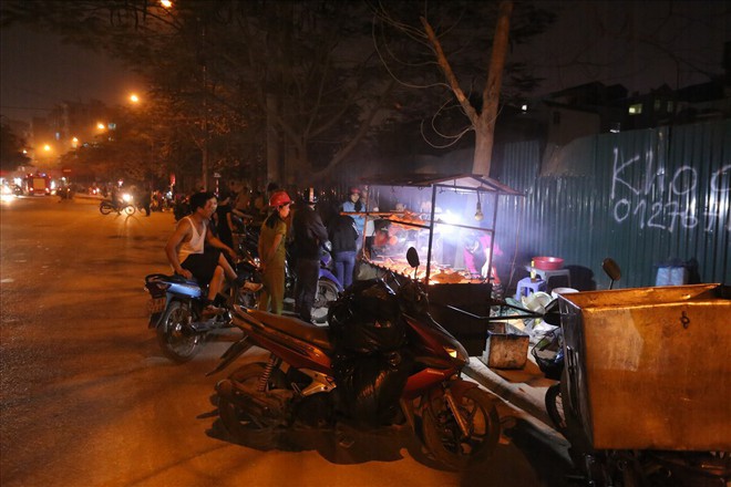 Cháy chợ Quang: Phía trong hoang tàn, người dân đổ ra đường họp chợ - Ảnh 11.