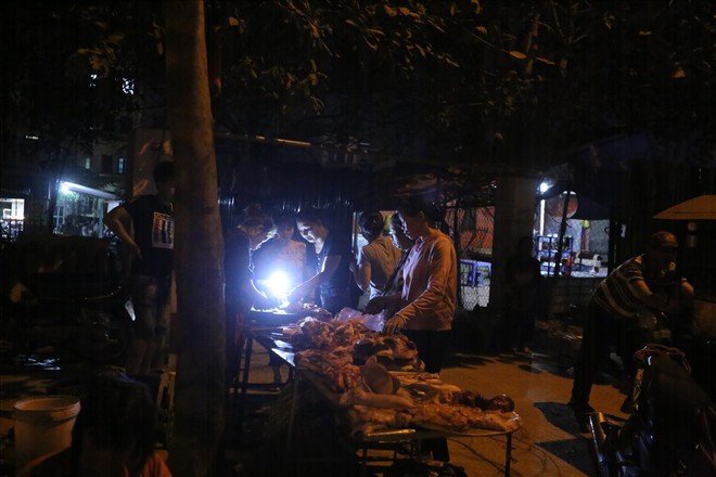 Cháy chợ Quang: Phía trong hoang tàn, người dân đổ ra đường họp chợ - Ảnh 3.