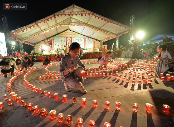 Tam Đảo ùn tắc nghiêm trọng sau lễ hội hoa đăng Tây Thiên: Phật tử, du khách chôn chân ngoài đường - Ảnh 4.