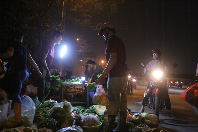 Cháy chợ Quang: Phía trong hoang tàn, người dân đổ ra đường họp chợ - Ảnh 4.
