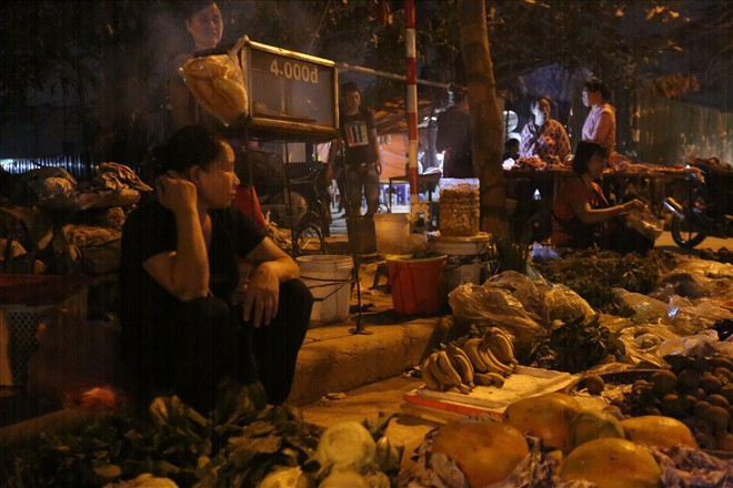 Cháy chợ Quang: Phía trong hoang tàn, người dân đổ ra đường họp chợ - Ảnh 5.