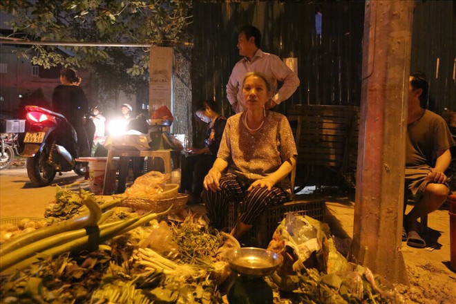 Cháy chợ Quang: Phía trong hoang tàn, người dân đổ ra đường họp chợ - Ảnh 7. Cháy chợ Quang: Phía trong hoang tàn, người dân đổ ra đường họp chợ - Ảnh 7.