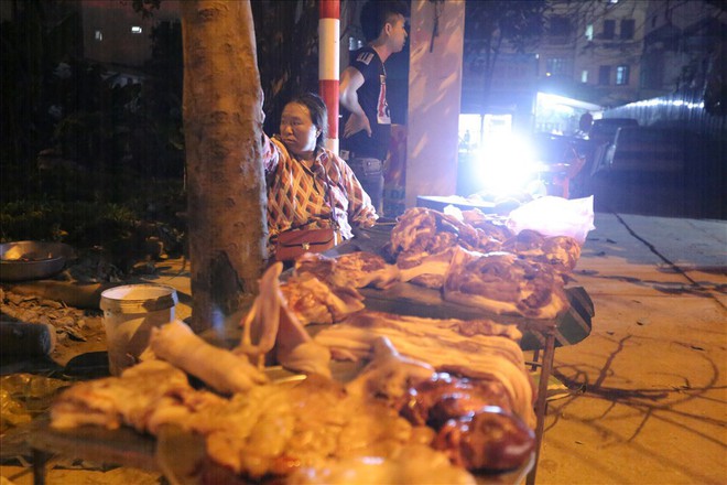 Cháy chợ Quang: Phía trong hoang tàn, người dân đổ ra đường họp chợ - Ảnh 8. Cháy chợ Quang: Phía trong hoang tàn, người dân đổ ra đường họp chợ - Ảnh 8.