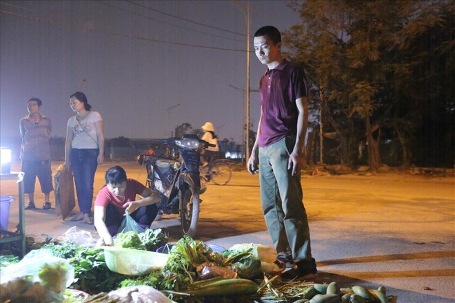 Cháy chợ Quang: Phía trong hoang tàn, người dân đổ ra đường họp chợ - Ảnh 9.