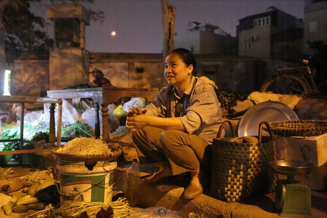 Cháy chợ Quang: Phía trong hoang tàn, người dân đổ ra đường họp chợ - Ảnh 10.