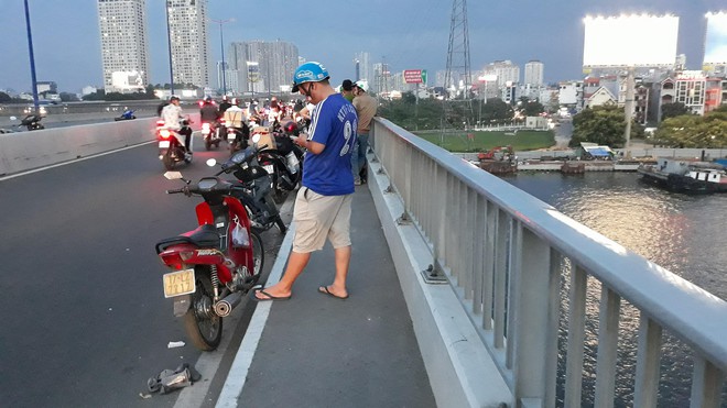 Vớt thi thể nam sinh nhảy sông Sài Gòn tự tử vì nghi bị kỷ luật thôi học, hàng trăm người đứng xem gây ùn tắc - Ảnh 3. Vớt thi thể nam sinh nhảy sông Sài Gòn tự tử vì nghi bị kỷ luật thôi học, hàng trăm người đứng xem gây ùn tắc - Ảnh 3.