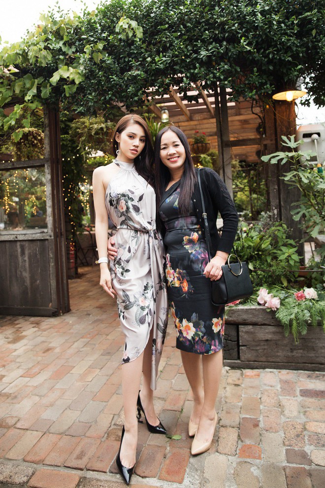 Hoa hậu con nhà giàu Jolie Nguyễn khoe mẹ tuổi 50 trẻ đẹp bất ngờ - Ảnh 2.