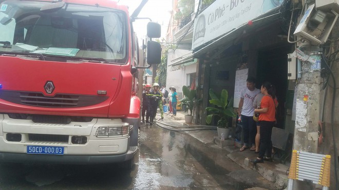 TP.HCM: Giải cứu thành công cụ ông 70 tuổi bị ngạt khói trong quán cà phê bốc cháy giữa trưa - Ảnh 1.