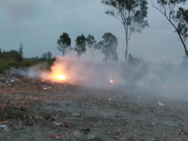 Nghệ An: Dân bức xúc tố nhân viên môi trường đốt rác bừa bãi gây ô nhiễm môi trường - Ảnh 3.