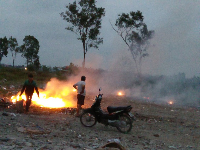 Nghệ An: Dân bức xúc tố nhân viên môi trường đốt rác bừa bãi gây ô nhiễm môi trường - Ảnh 4.