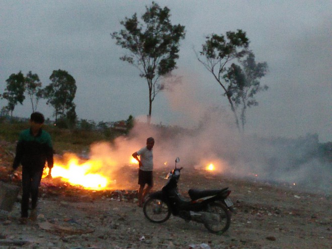 Nghệ An: Dân bức xúc tố nhân viên môi trường đốt rác bừa bãi gây ô nhiễm môi trường - Ảnh 5.