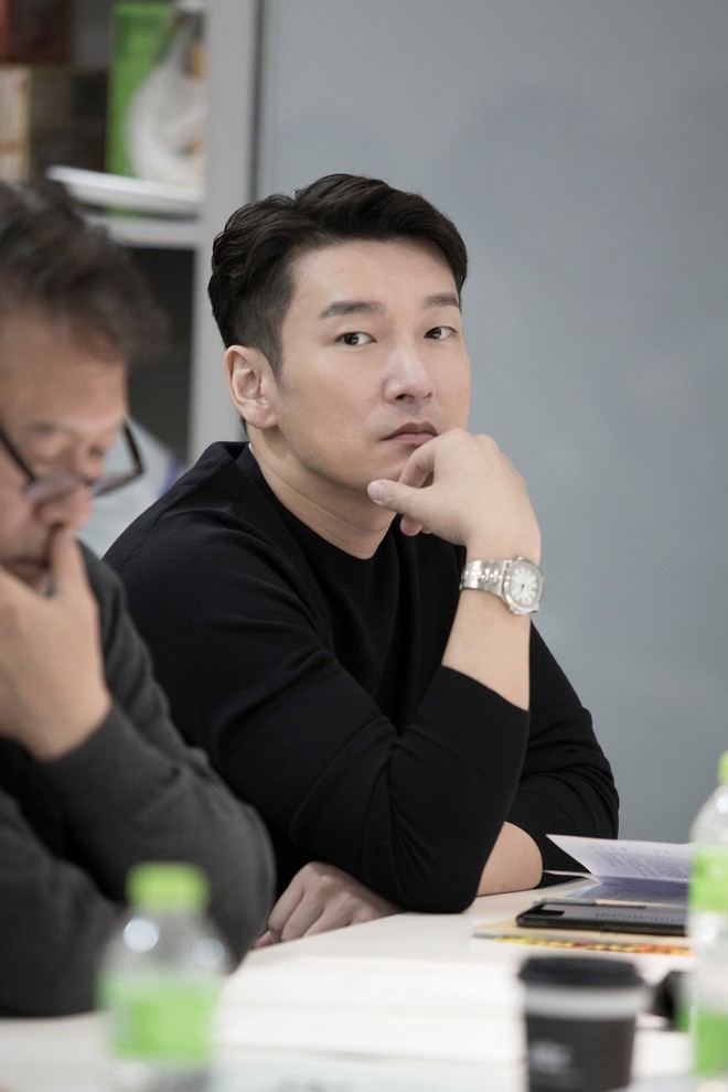 Lee Dong Wook trầm tư mà thần thái ngời ngời trong buổi đọc kịch bản phim mới - Ảnh 2.