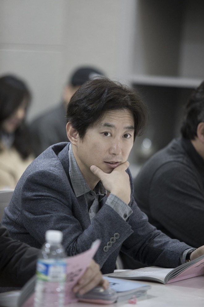 Lee Dong Wook trầm tư mà thần thái ngời ngời trong buổi đọc kịch bản phim mới - Ảnh 6.