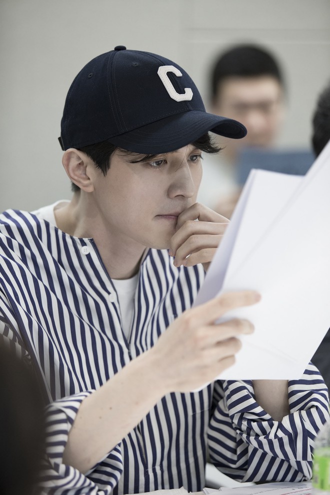 Lee Dong Wook trầm tư mà thần thái ngời ngời trong buổi đọc kịch bản phim mới - Ảnh 1.