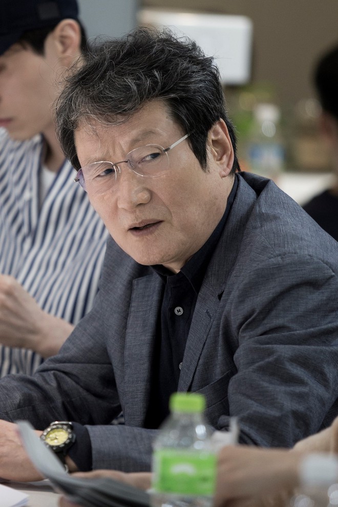 Lee Dong Wook trầm tư mà thần thái ngời ngời trong buổi đọc kịch bản phim mới - Ảnh 8.