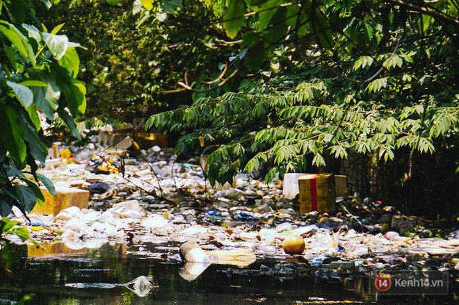 Sân bay Tân Sơn Nhất đối mặt với nguy cơ ngập vào mùa mưa do hàng tấn rác thải bịt kín kênh thoát nước - Ảnh 2.