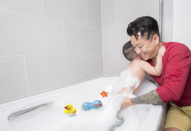 Sao nam Việt: Từng là soái ca sát gái hô biến thành ông bố bỉm sữa đảm đang - Ảnh 4. Sao nam Việt: Từng là soái ca sát gái hô biến thành ông bố bỉm sữa đảm đang - Ảnh 4.