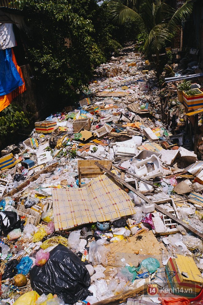 Sân bay Tân Sơn Nhất đối mặt với nguy cơ ngập vào mùa mưa do hàng tấn rác thải bịt kín kênh thoát nước - Ảnh 4.