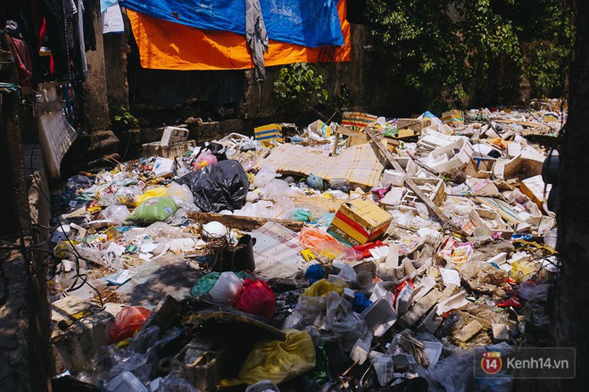 Sân bay Tân Sơn Nhất đối mặt với nguy cơ ngập vào mùa mưa do hàng tấn rác thải bịt kín kênh thoát nước - Ảnh 6.