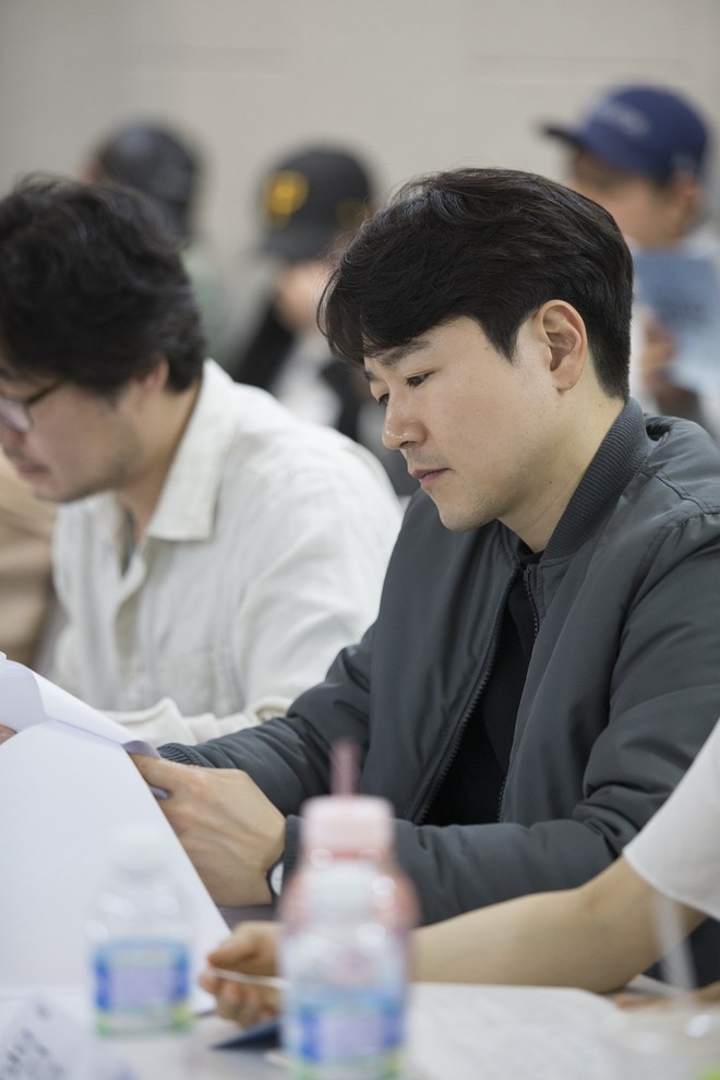 Lee Dong Wook trầm tư mà thần thái ngời ngời trong buổi đọc kịch bản phim mới - Ảnh 9.