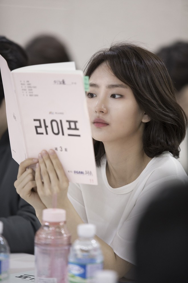 Lee Dong Wook trầm tư mà thần thái ngời ngời trong buổi đọc kịch bản phim mới - Ảnh 3.