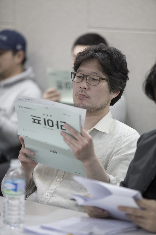 Lee Dong Wook trầm tư mà thần thái ngời ngời trong buổi đọc kịch bản phim mới - Ảnh 12.