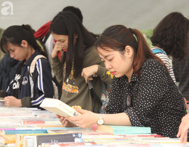 Người Hà Nội hào hứng kéo đến mua sách giảm giá mạnh, chỉ từ 5.000 đồng tại lễ hội sách Mùa hạ - Ảnh 1.