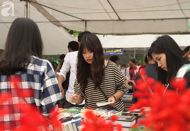 Người Hà Nội hào hứng kéo đến mua sách giảm giá mạnh, chỉ từ 5.000 đồng tại lễ hội sách Mùa hạ - Ảnh 3.