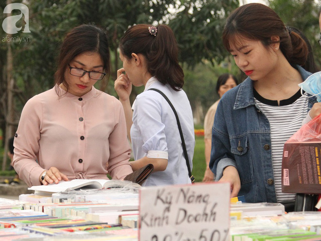 Người Hà Nội hào hứng kéo đến mua sách giảm giá mạnh, chỉ từ 5.000 đồng tại lễ hội sách Mùa hạ - Ảnh 6.
