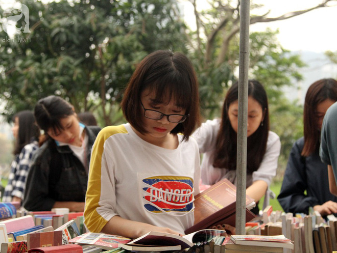 Người Hà Nội hào hứng kéo đến mua sách giảm giá mạnh, chỉ từ 5.000 đồng tại lễ hội sách Mùa hạ - Ảnh 7.