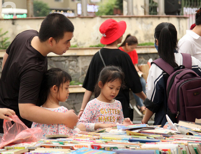 Người Hà Nội hào hứng kéo đến mua sách giảm giá mạnh, chỉ từ 5.000 đồng tại lễ hội sách Mùa hạ - Ảnh 8.