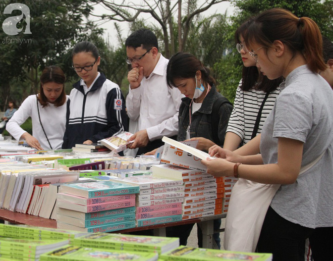 Người Hà Nội hào hứng kéo đến mua sách giảm giá mạnh, chỉ từ 5.000 đồng tại lễ hội sách Mùa hạ - Ảnh 9.