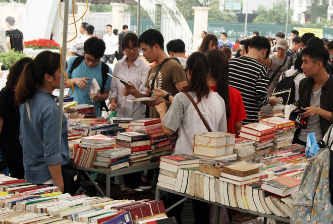 Người Hà Nội hào hứng kéo đến mua sách giảm giá mạnh, chỉ từ 5.000 đồng tại lễ hội sách Mùa hạ - Ảnh 10.