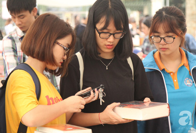 Người Hà Nội hào hứng kéo đến mua sách giảm giá mạnh, chỉ từ 5.000 đồng tại lễ hội sách Mùa hạ - Ảnh 11.