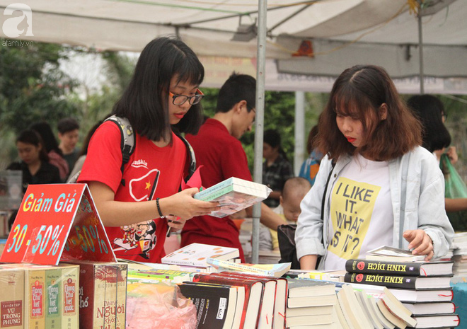 Người Hà Nội hào hứng kéo đến mua sách giảm giá mạnh, chỉ từ 5.000 đồng tại lễ hội sách Mùa hạ - Ảnh 12.