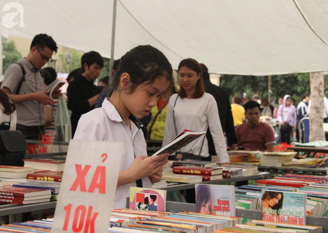 Người Hà Nội hào hứng kéo đến mua sách giảm giá mạnh, chỉ từ 5.000 đồng tại lễ hội sách Mùa hạ - Ảnh 13.