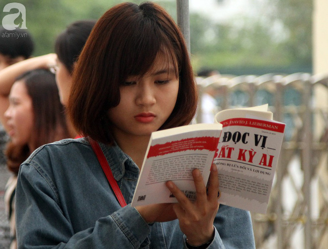 Người Hà Nội hào hứng kéo đến mua sách giảm giá mạnh, chỉ từ 5.000 đồng tại lễ hội sách Mùa hạ - Ảnh 14.