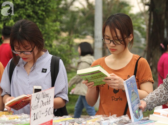 Người Hà Nội hào hứng kéo đến mua sách giảm giá mạnh, chỉ từ 5.000 đồng tại lễ hội sách Mùa hạ - Ảnh 15.