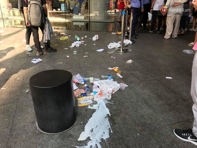 Ngao ngán cảnh vỏ túi nilon, chai nhựa... la liệt sau đêm xếp hàng canh mua giày Adidas của các bạn trẻ ở Sài Gòn - Ảnh 3. Ngao ngán cảnh vỏ túi nilon, chai nhựa... la liệt sau đêm xếp hàng canh mua giày Adidas của các bạn trẻ ở Sài Gòn - Ảnh 3.