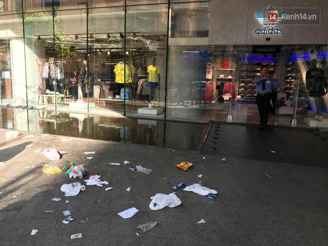 Ngao ngán cảnh vỏ túi nilon, chai nhựa... la liệt sau đêm xếp hàng canh mua giày Adidas của các bạn trẻ ở Sài Gòn - Ảnh 4. Ngao ngán cảnh vỏ túi nilon, chai nhựa... la liệt sau đêm xếp hàng canh mua giày Adidas của các bạn trẻ ở Sài Gòn - Ảnh 4.