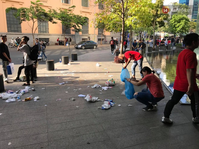 Ngao ngán cảnh vỏ túi nilon, chai nhựa... la liệt sau đêm xếp hàng canh mua giày Adidas của các bạn trẻ ở Sài Gòn - Ảnh 7. Ngao ngán cảnh vỏ túi nilon, chai nhựa... la liệt sau đêm xếp hàng canh mua giày Adidas của các bạn trẻ ở Sài Gòn - Ảnh 7.